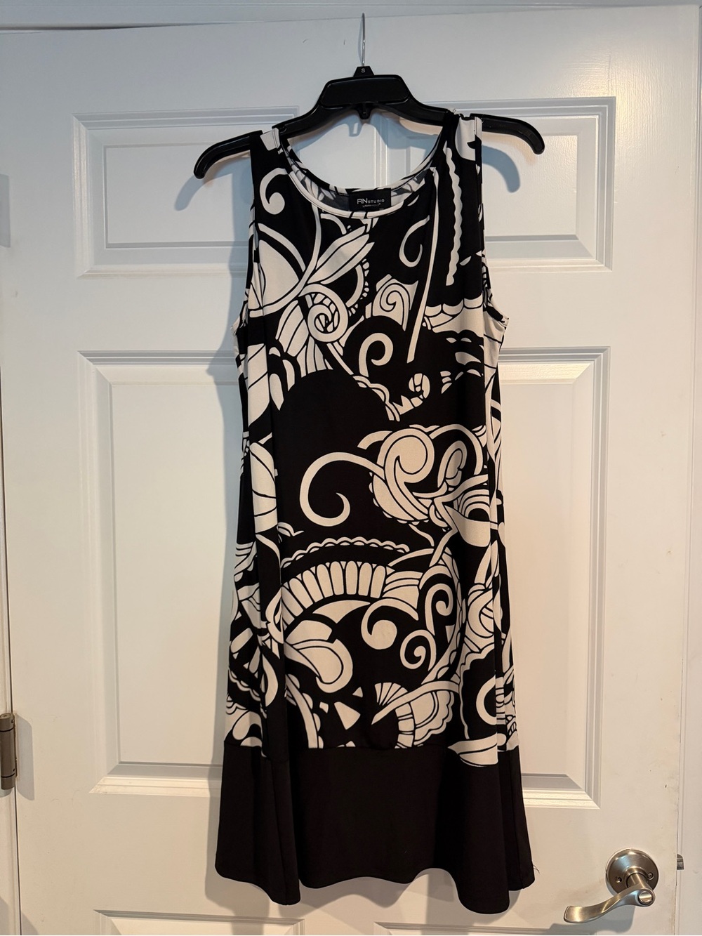 Ronni Nicole Black and White Graphic Sleeveless Midi Dress